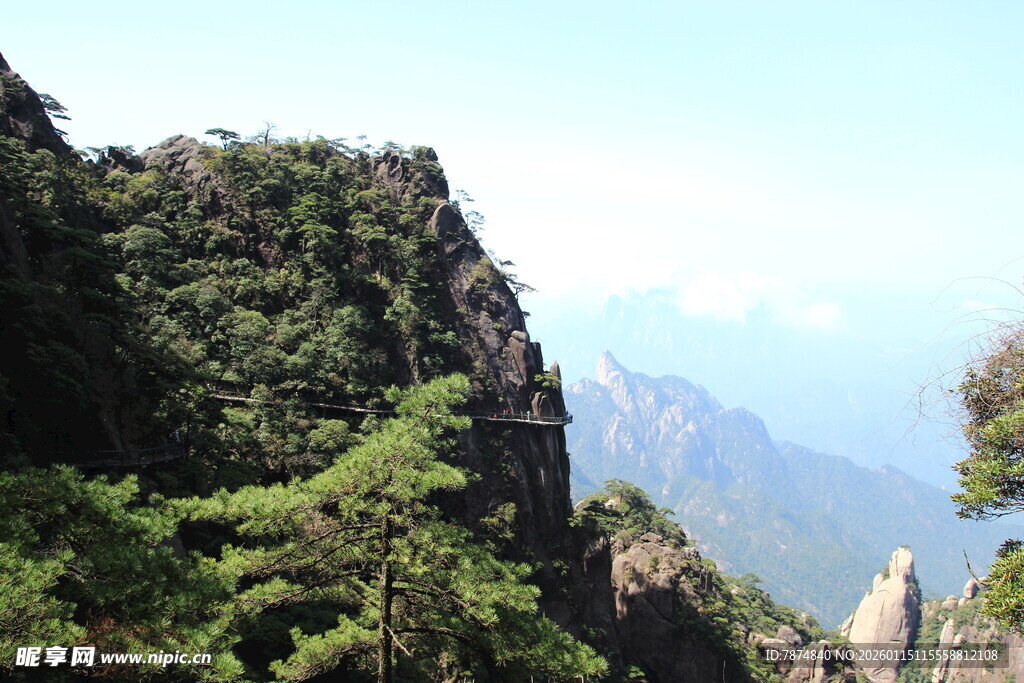 峻峭山峰绿意浓