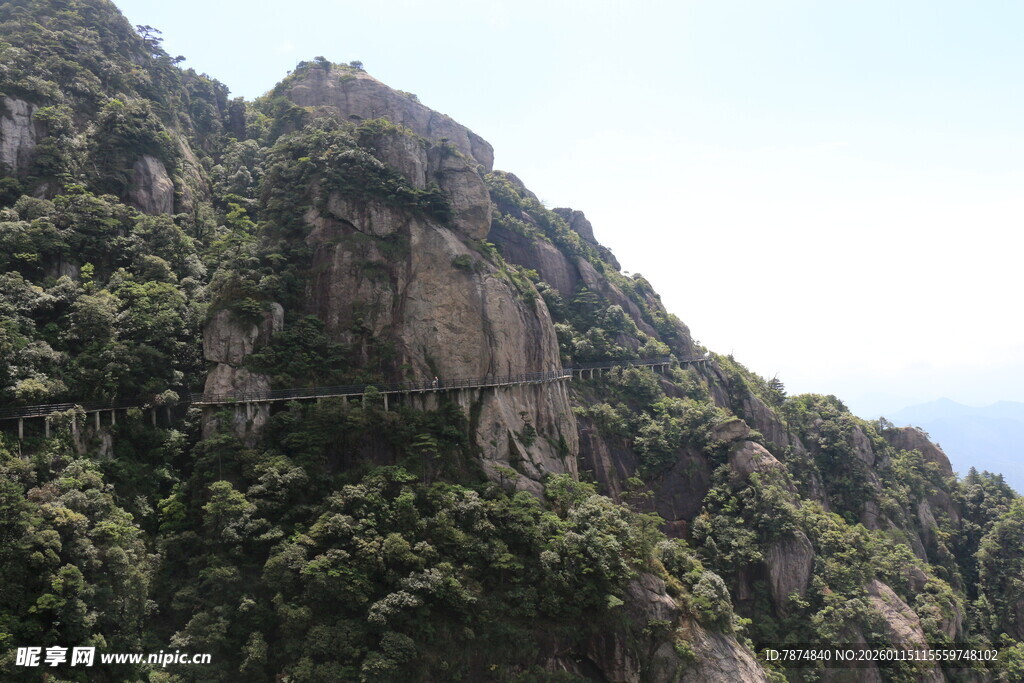巍峨山峦绿意浓