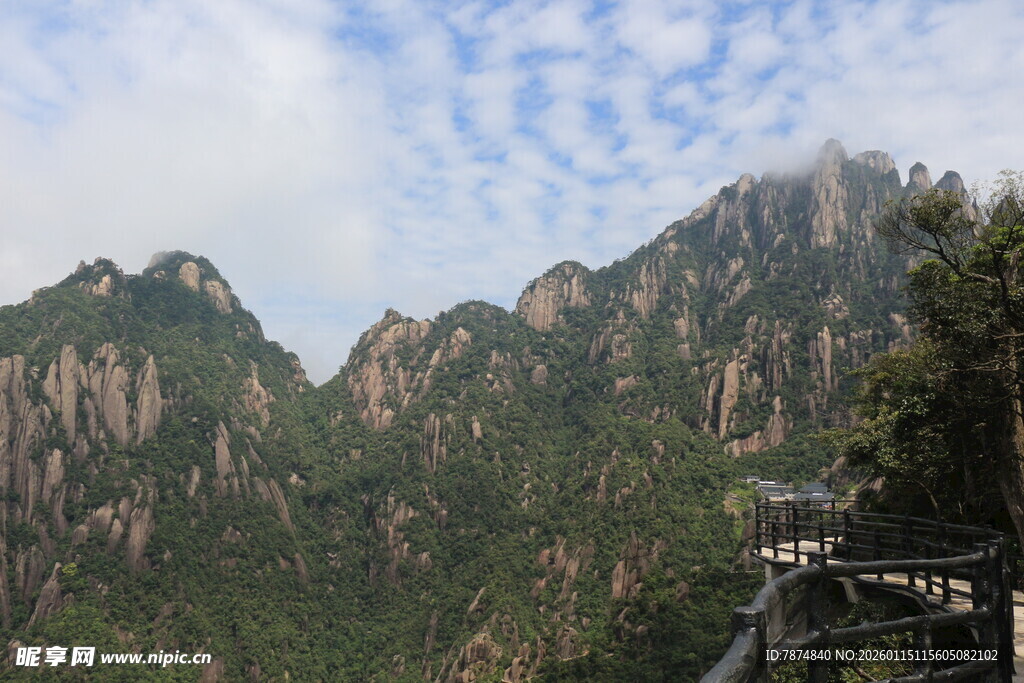 壮丽山景 云雾缭绕的奇峰