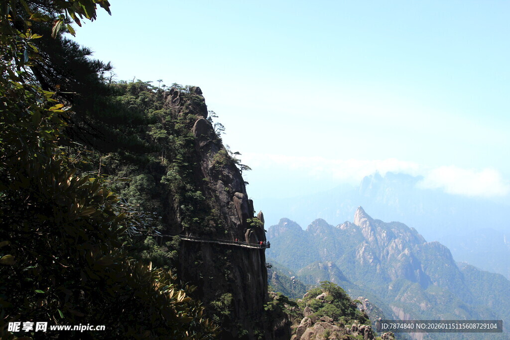 峻峭山峰与葱郁植被景观