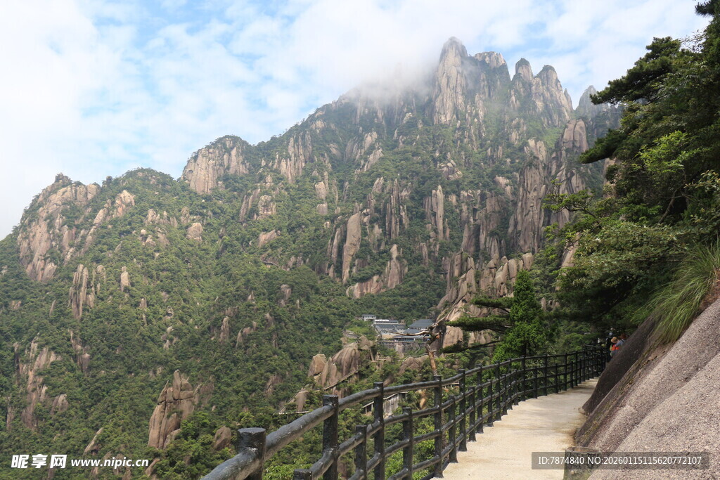 黄山山间步道的壮美景色