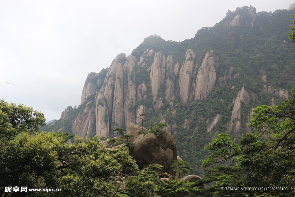 巍峨山峦间的葱郁景致