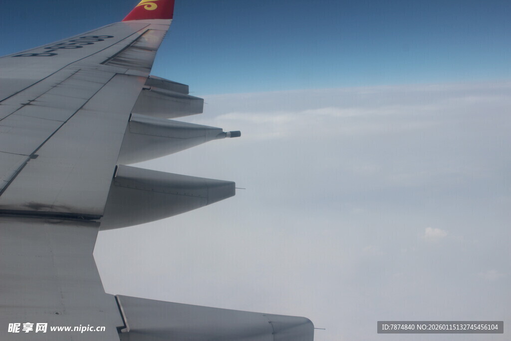 飞机机翼视角的高空景致