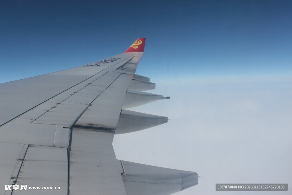 飞机机翼视角的高空美景