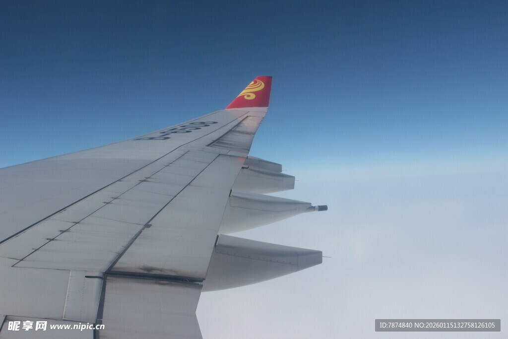 飞机机翼视角的高空美景