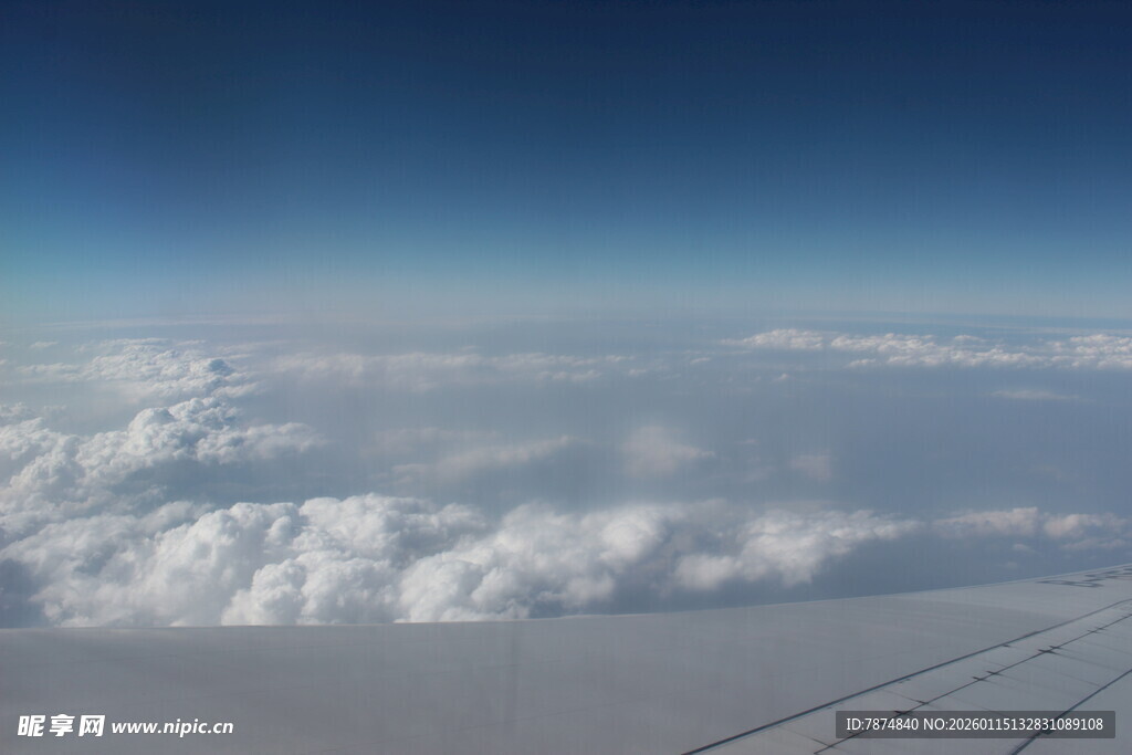 高空俯瞰云海壮丽景观