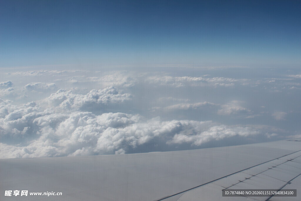 高空俯瞰云海壮丽景象