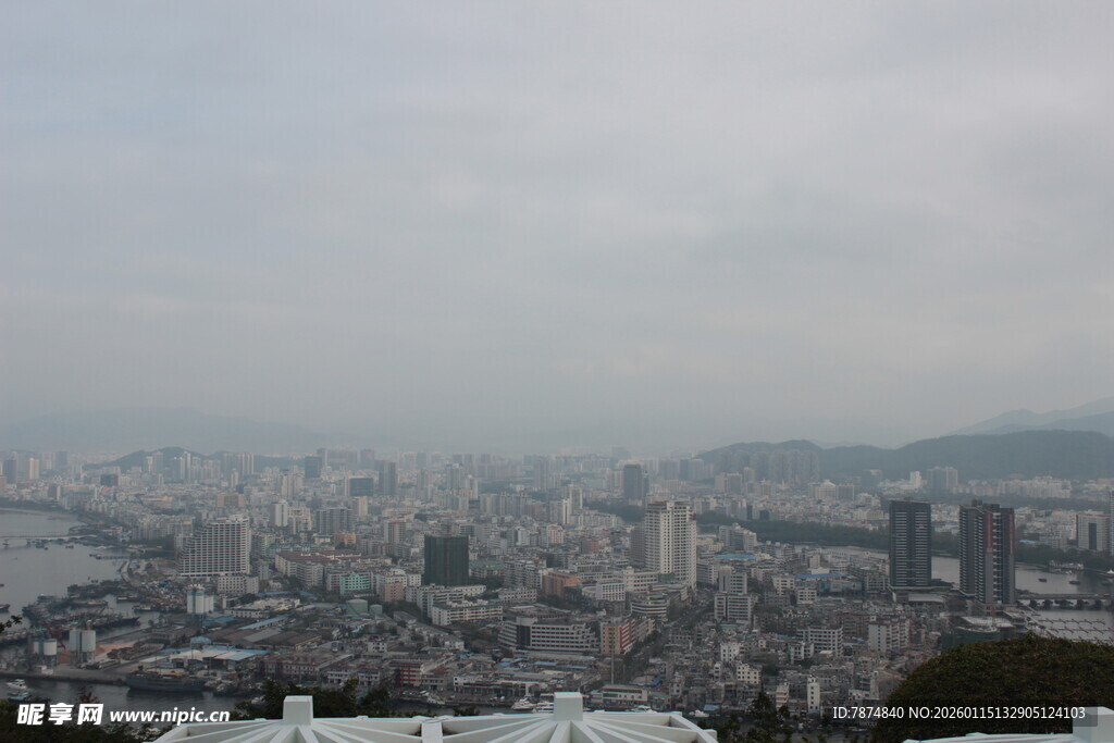 俯瞰雾中城市景观