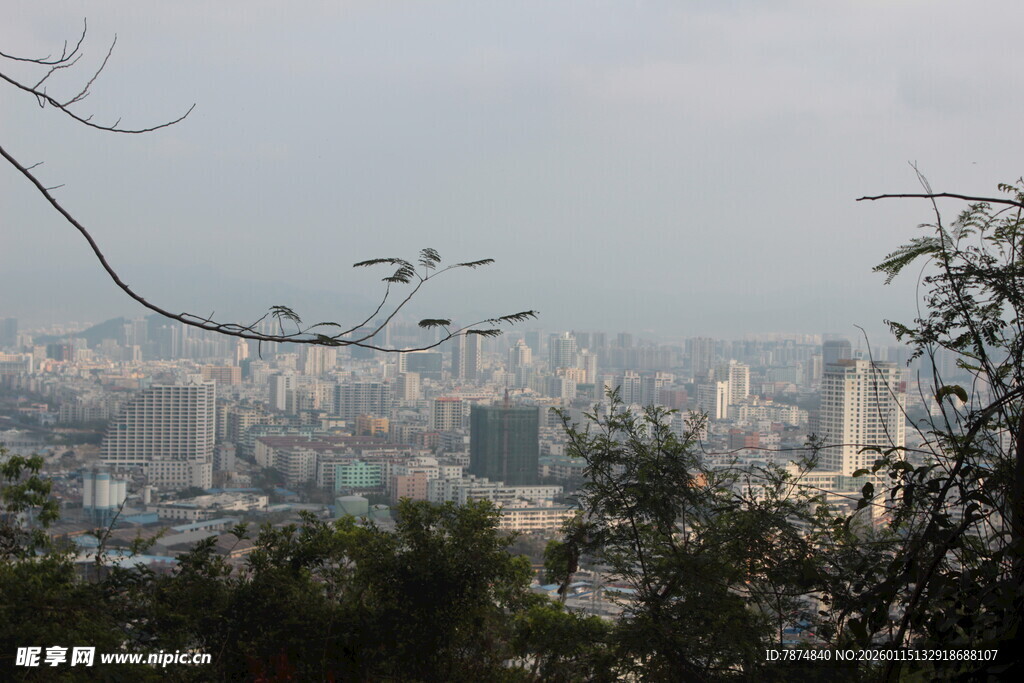 城市上空飞行器远景景观