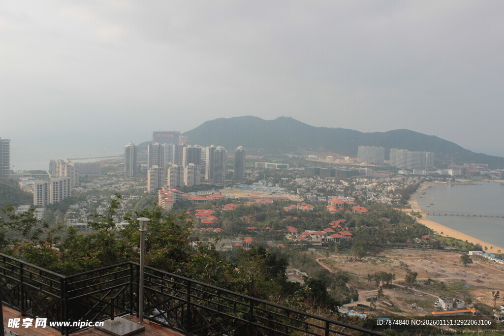 俯瞰山海间的城市风景