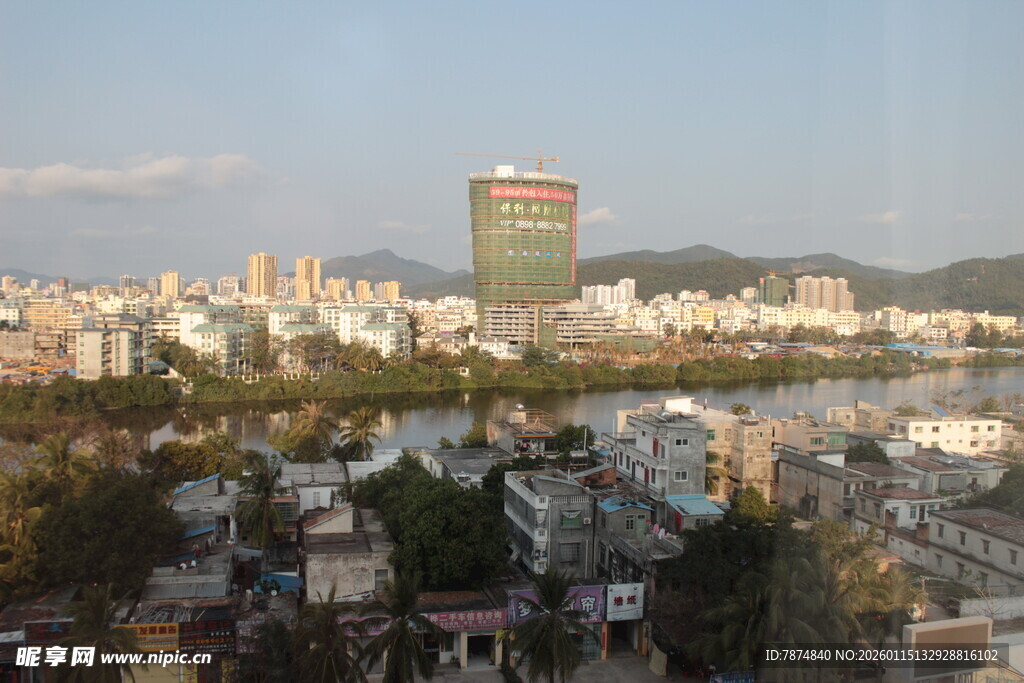 城市河畔风光远眺