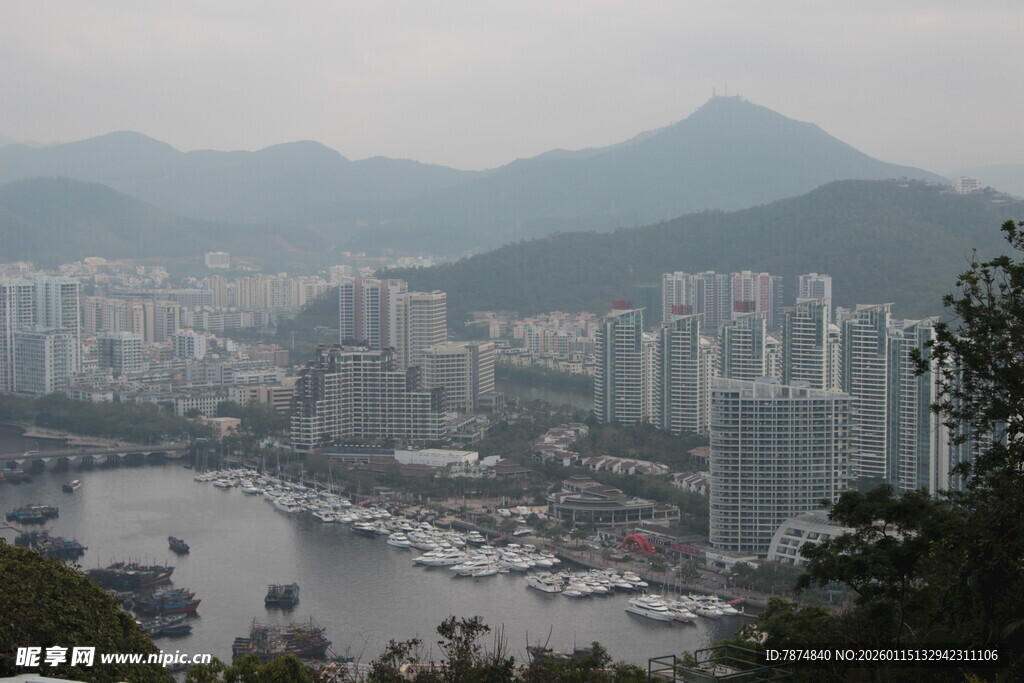 城市港湾与远山景致