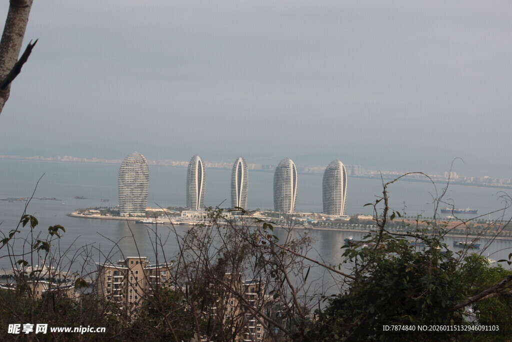 海滨城市高楼远景
