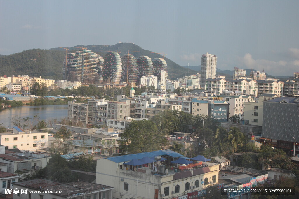 城市与远山的天际景观