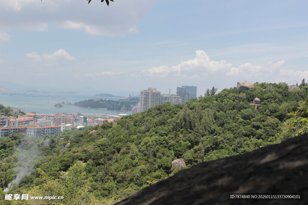 山巅俯瞰城市与山海风光