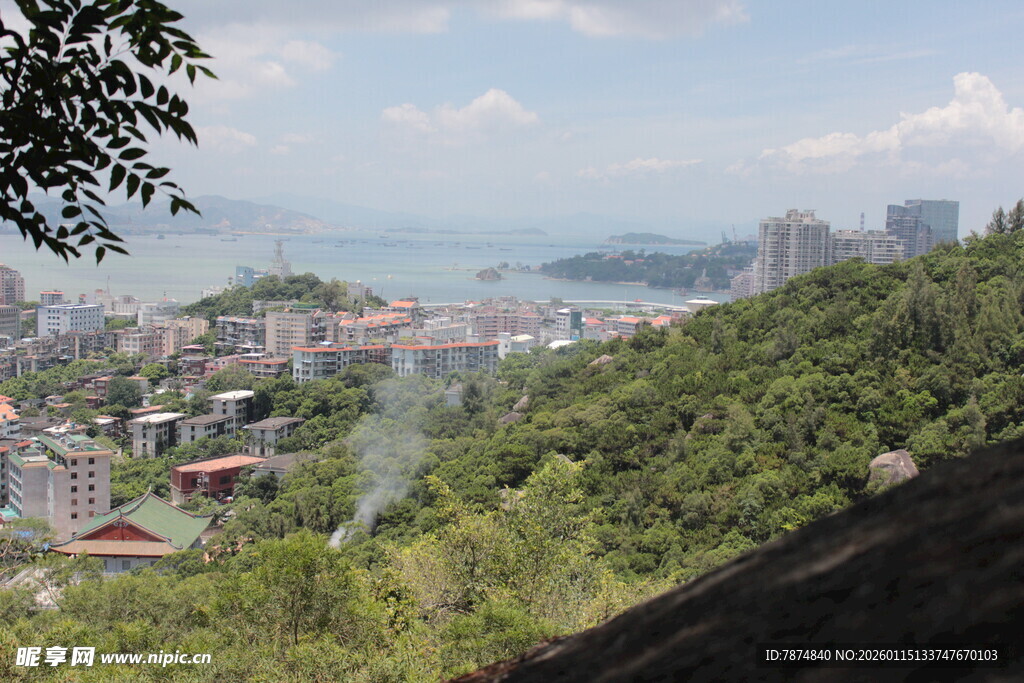 俯瞰城市与山海美景