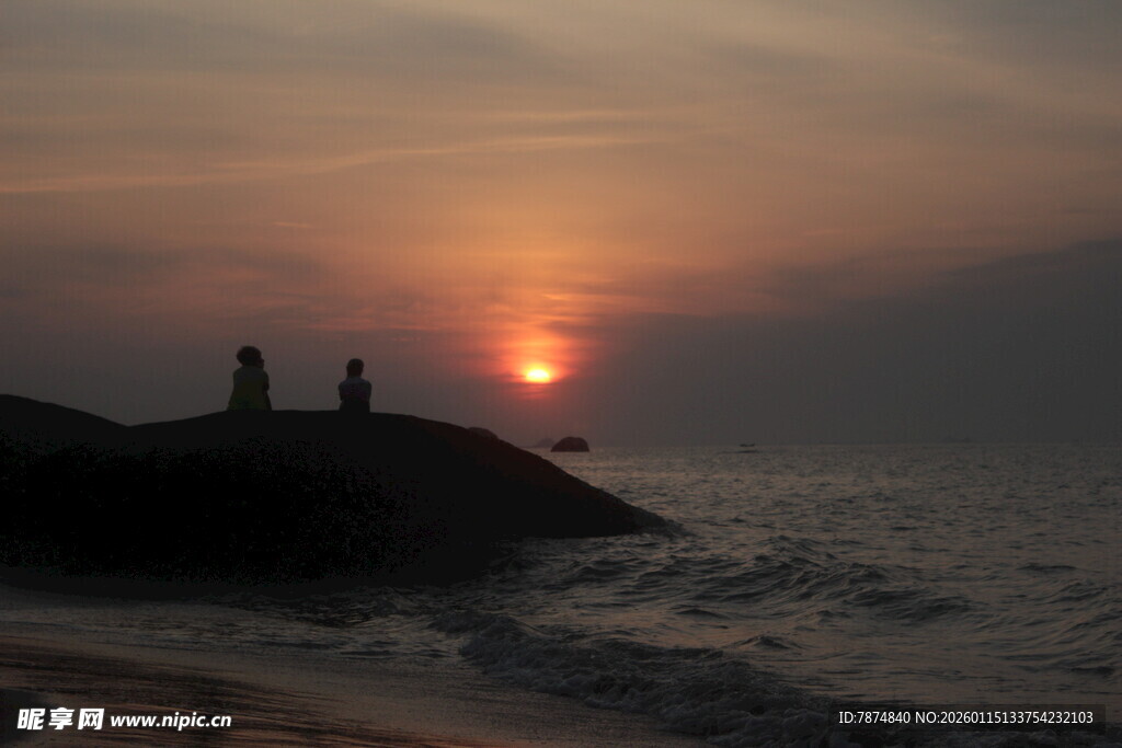 海边日落时的浪漫景致