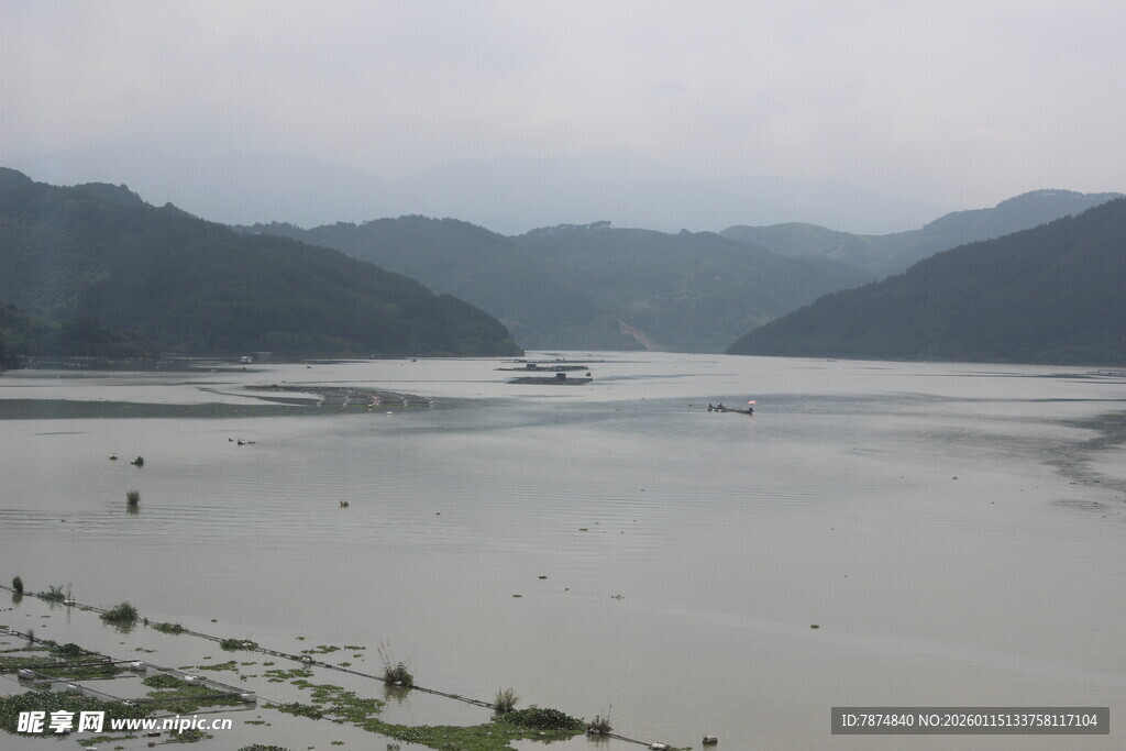 宁静山水间的开阔水域