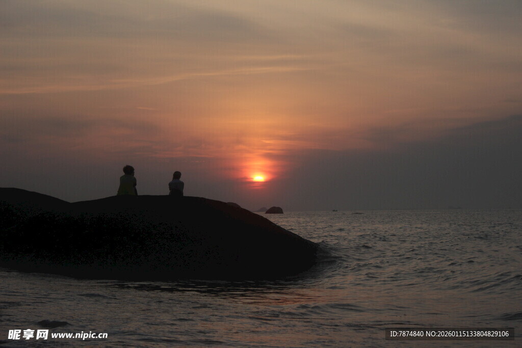 海边日落时的浪漫身影