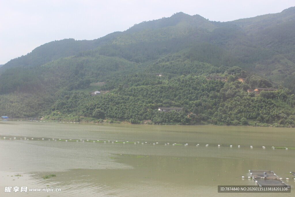 山水相依的宁静自然景观