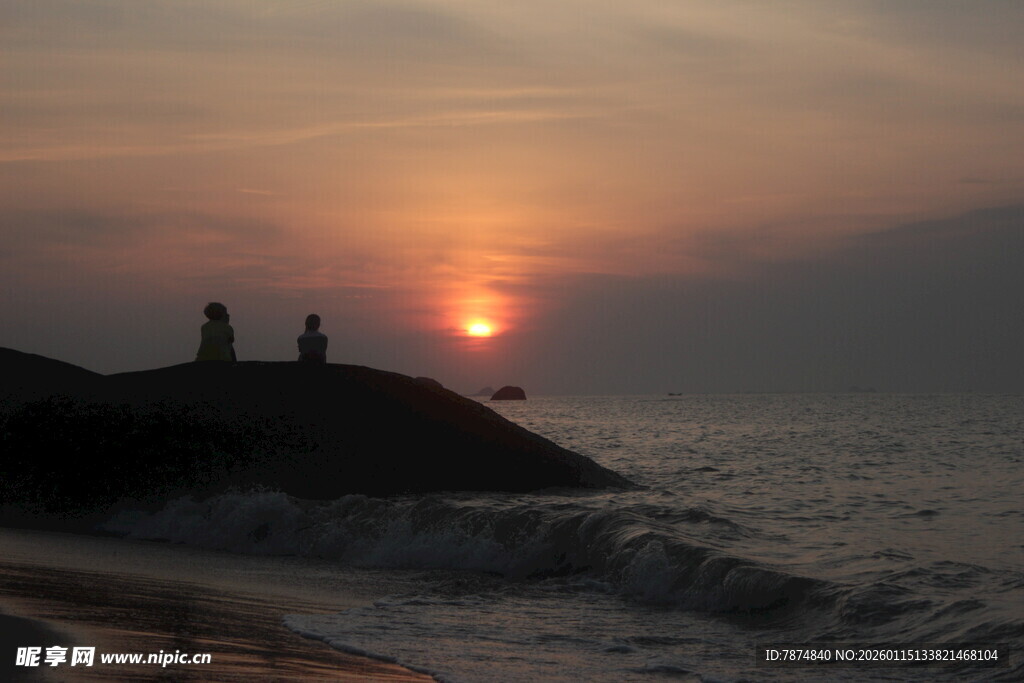 夕阳下海边的静谧身影
