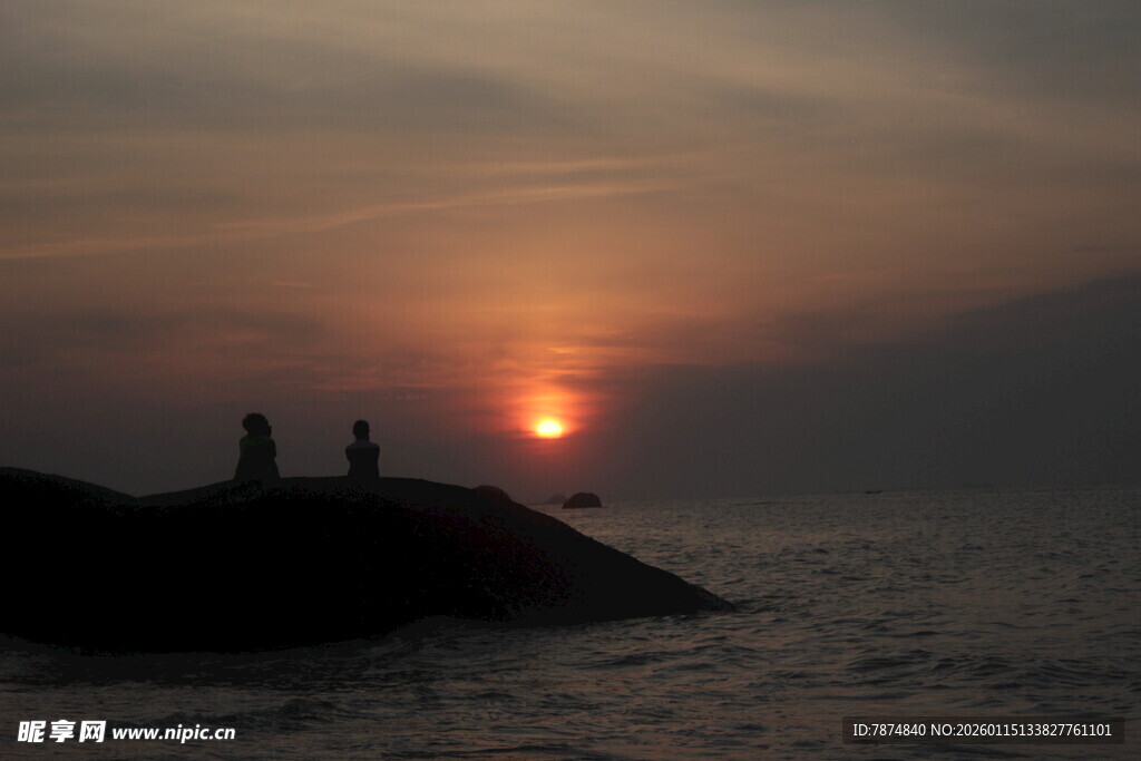 夕阳下海边的浪漫身影