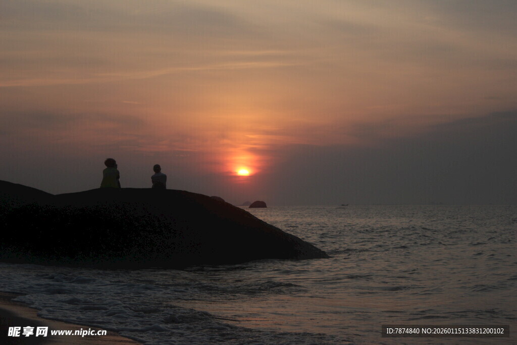 海边日落时的浪漫景象