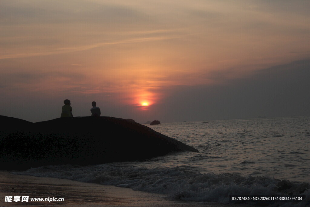海边日落时的浪漫景致