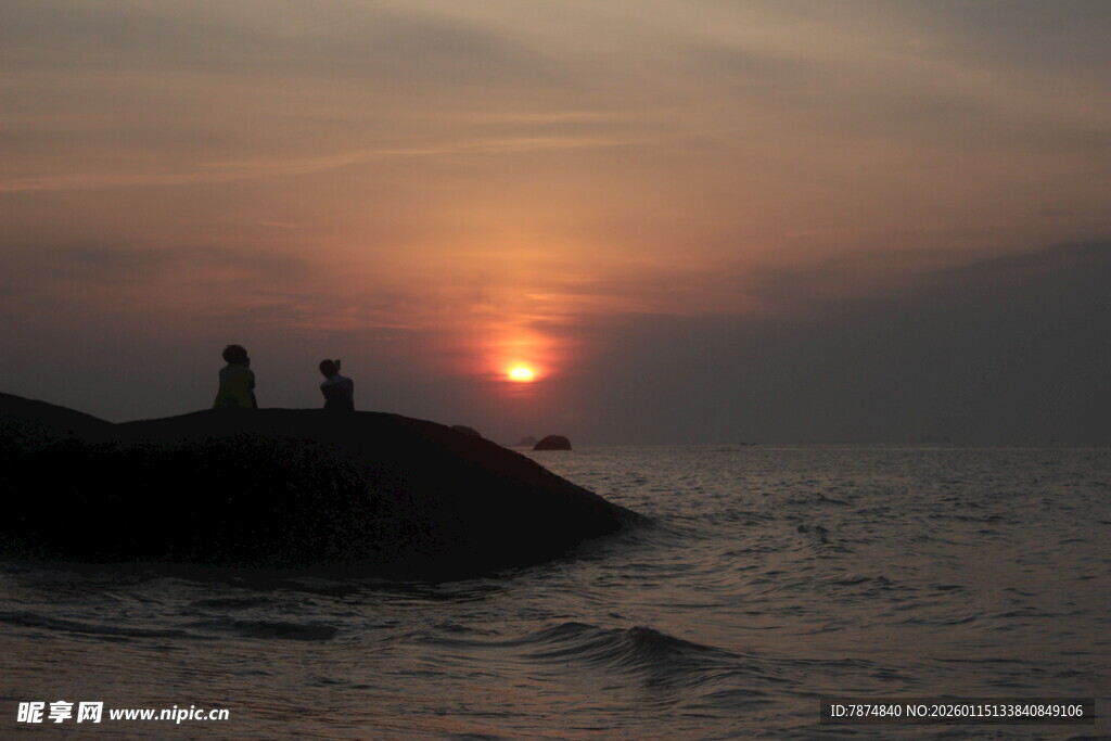 海边日落时的浪漫景象