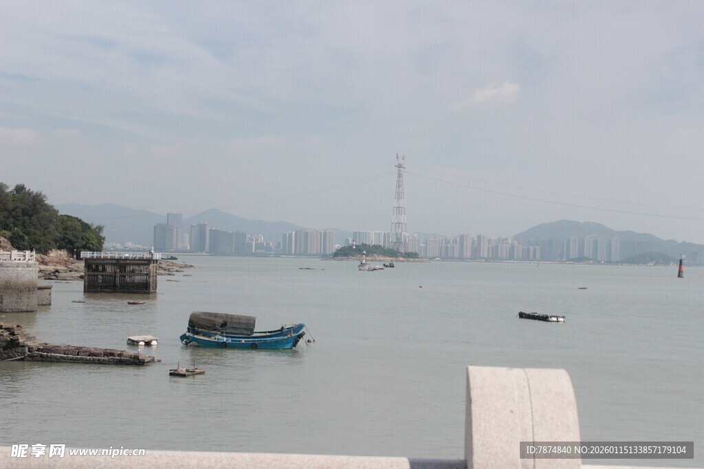 海滨港口船只远景图