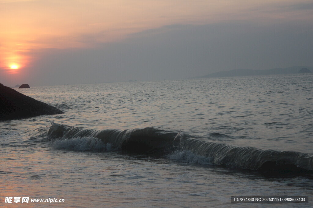 海边日落 海浪轻拍岩石
