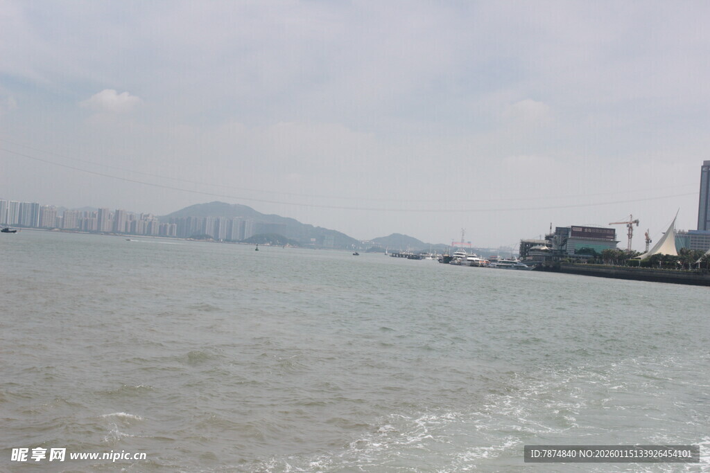 海上风光 远处城市与山峦
