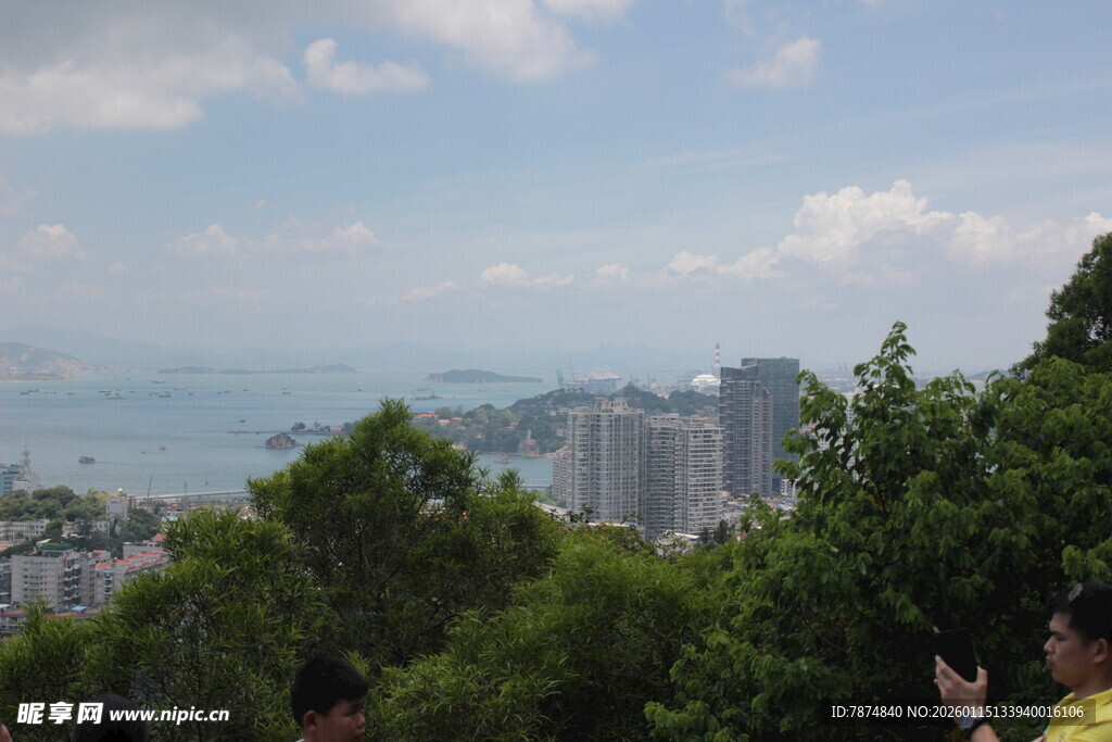 城市山林间的海景风光