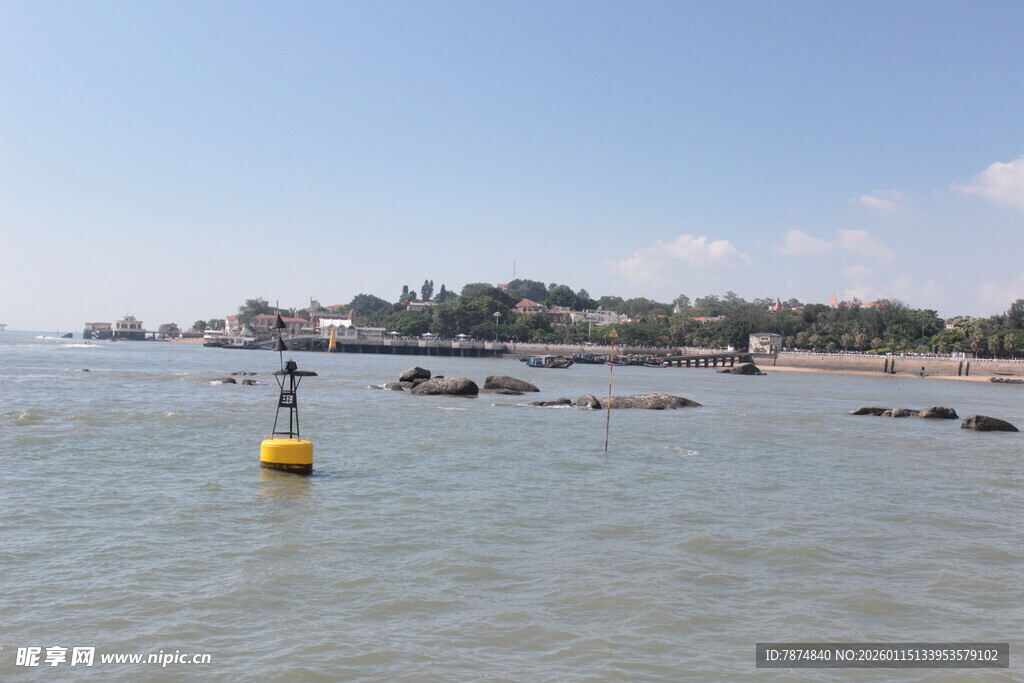 海滨风光 海中浮标与远处景致