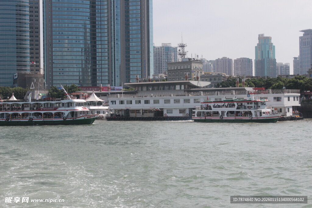 江边停泊的船只与城市建筑