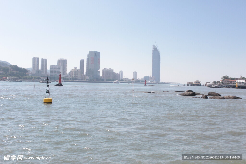 海滨城市天际线与水域景观