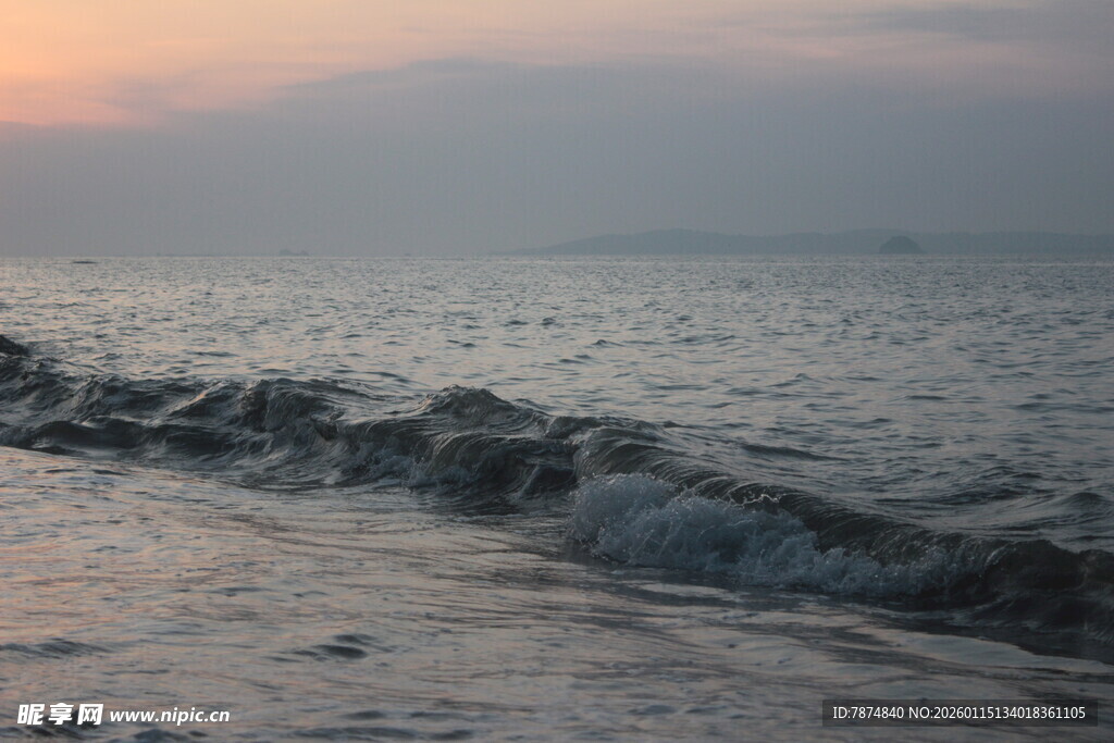 海边日落时的海浪景观