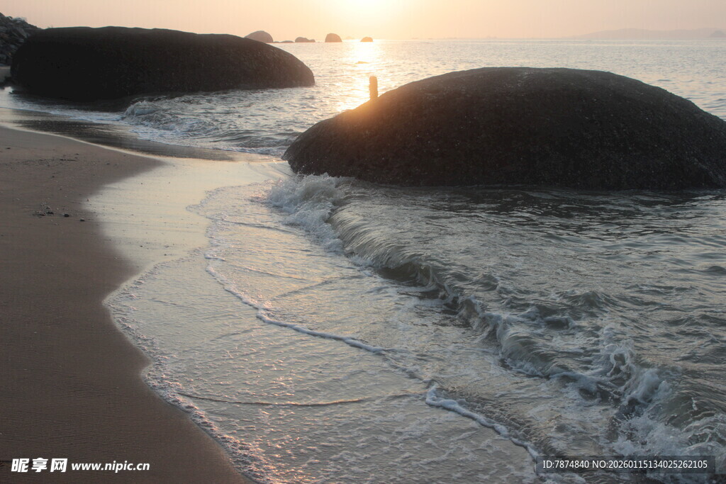 夕阳下的海滩与海浪