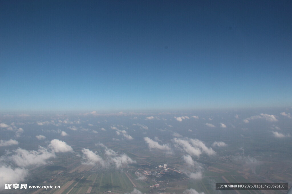 高空俯瞰云海与大地