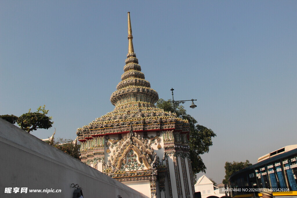 泰国寺庙尖顶建筑景观