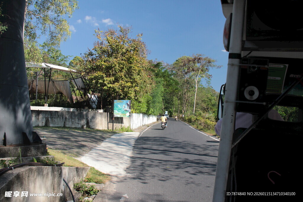 车窗外的乡村道路风景