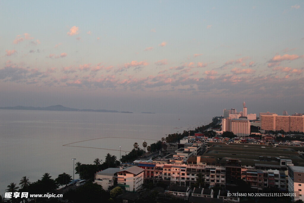 海滨暮色中的城市景致