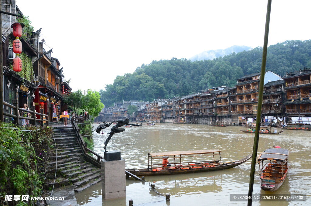 湘西凤凰古城河畔风景