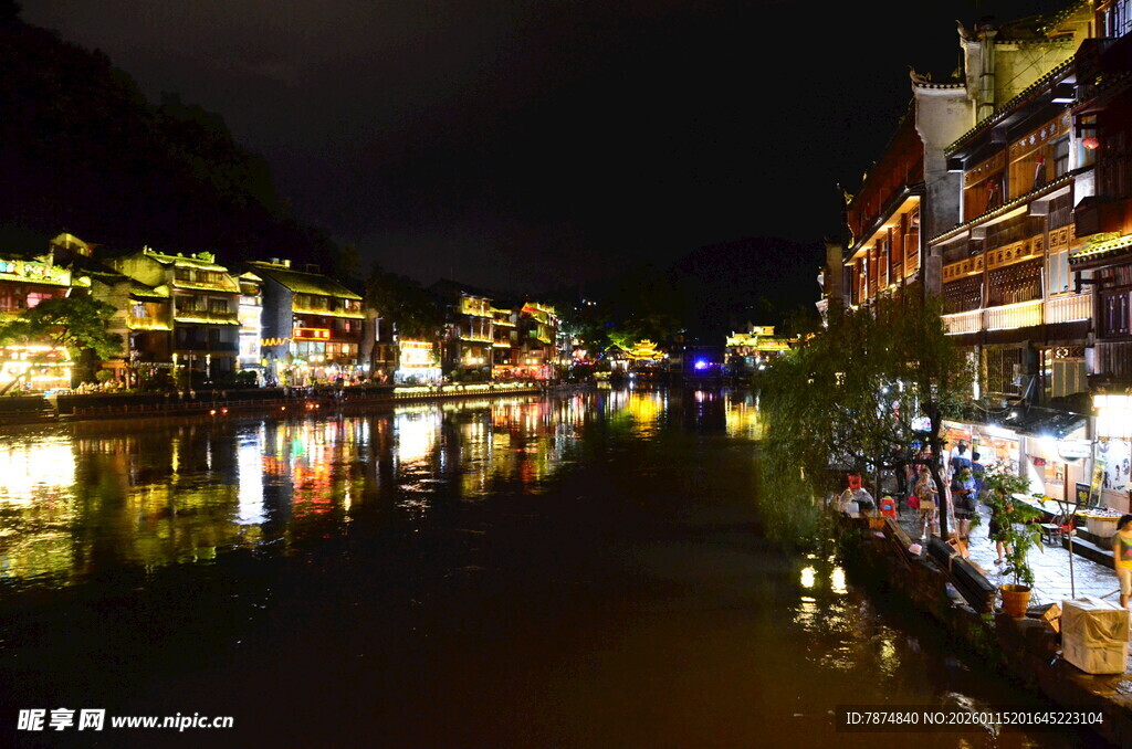 古镇河畔璀璨夜景
