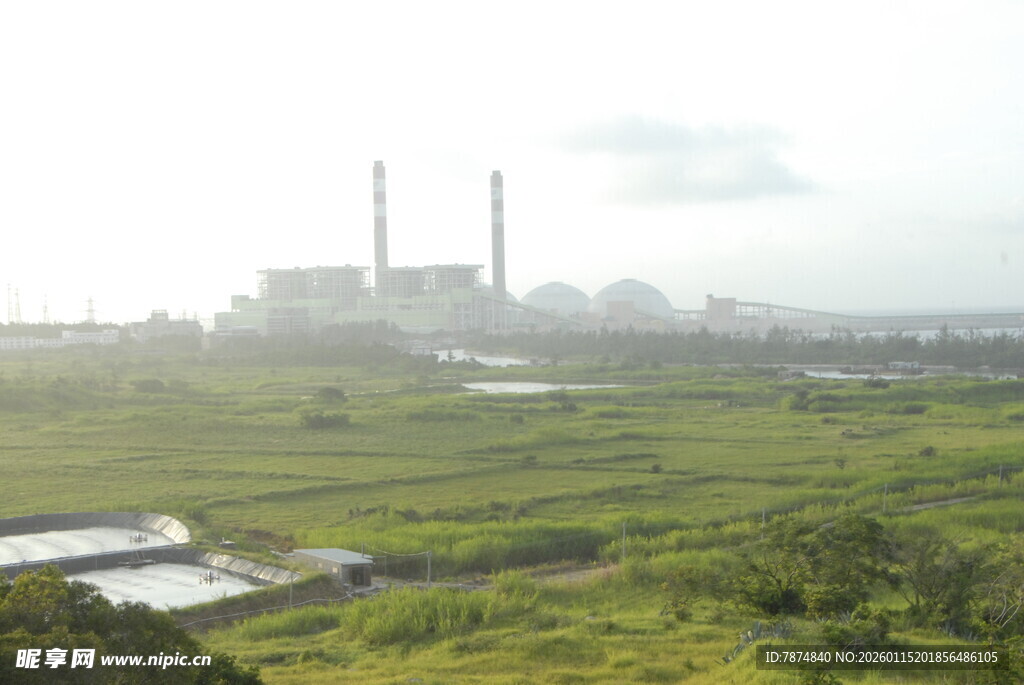 田野边的工厂远景