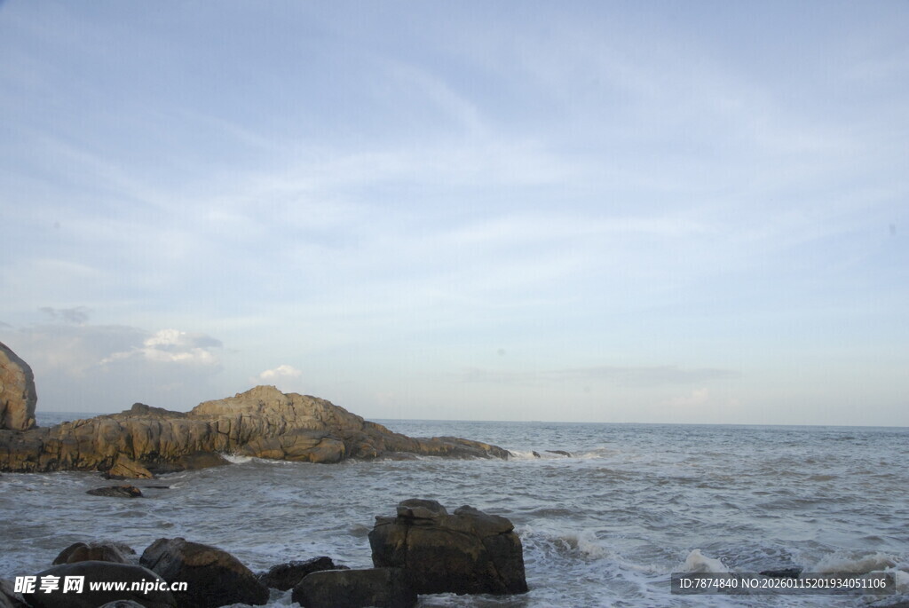 海边礁石与浩瀚蓝天海景