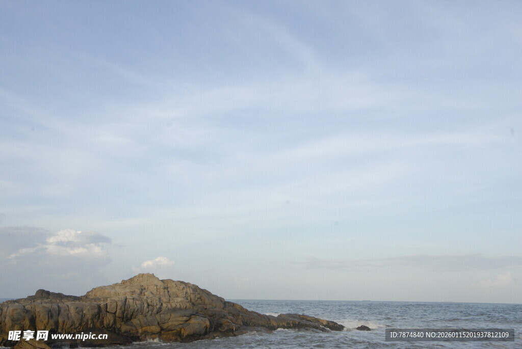海边岩石与蓝天美景