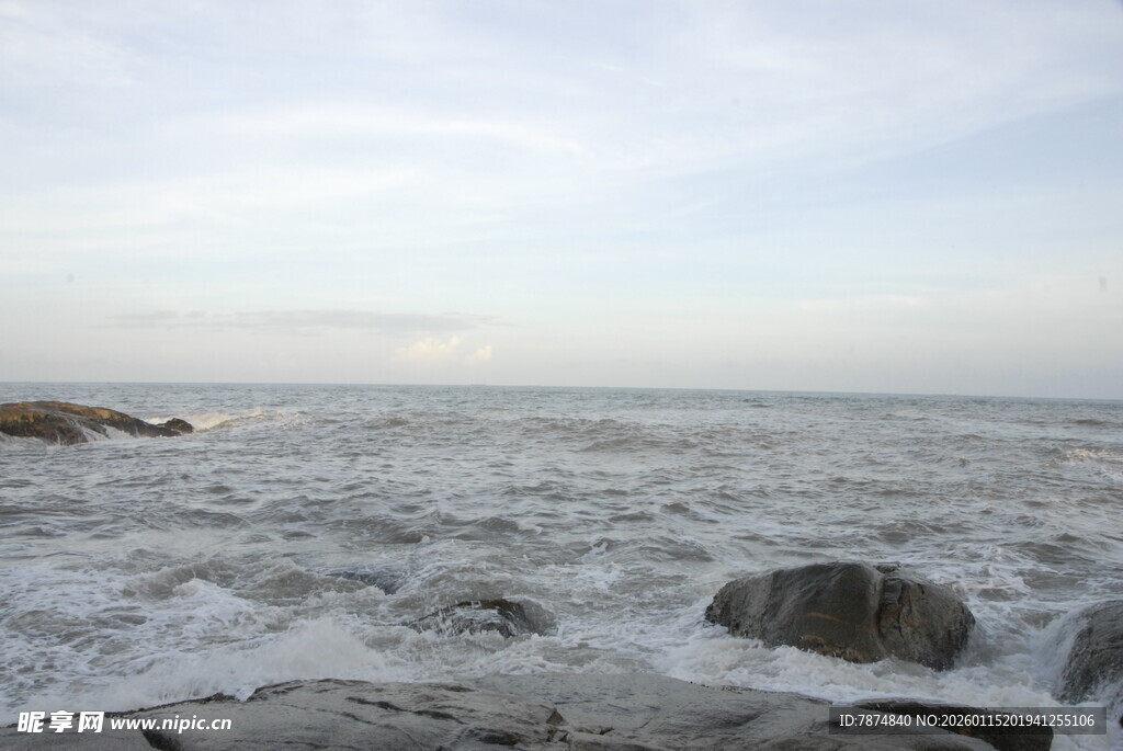 海边礁石与翻涌海浪