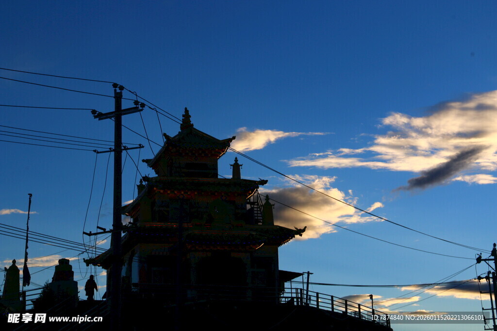 夕阳下的中式古建筑剪影