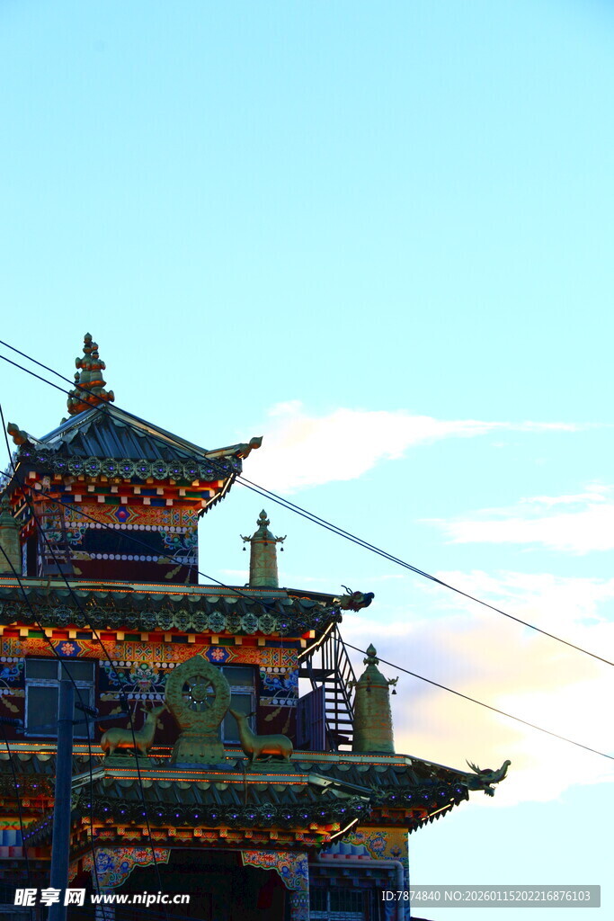 古式楼阁 蓝天映衬之景